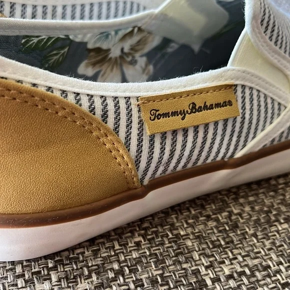 TOMMY BAHAMA ‘Sailor’ Canvas Slip-on Shoes, White/Blue Stripes, Size 7.5 - Picture 2 of 5